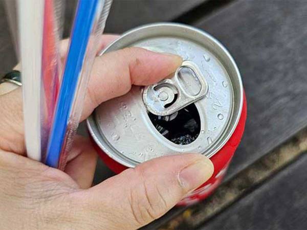 缶ジュースが運転中でも飲みやすくなる裏技に「驚いた」「安定感すごい！」
