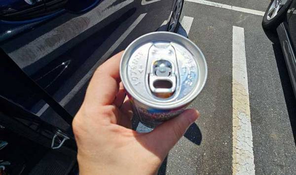 缶ジュースが運転中でも飲みやすくなる裏技に「驚いた」「安定感すごい！」