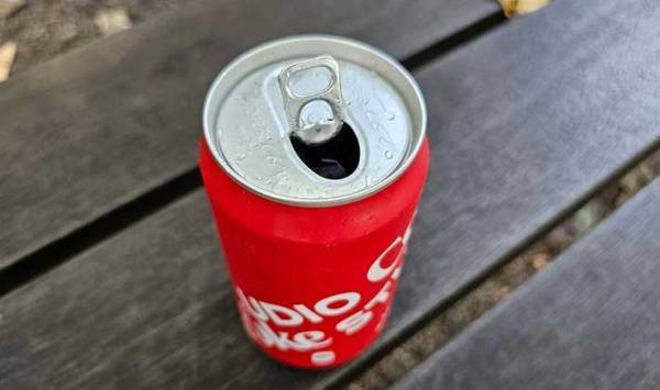 缶ジュースが運転中でも飲みやすくなる裏技に「驚いた」「安定感すごい！」