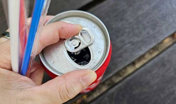 缶ジュースが運転中でも飲みやすくなる裏技に「驚いた」「安定感すごい！」