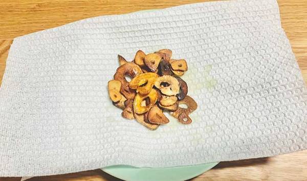 余ったニンニクの使い道はコレ！　簡単な保存方法なのにウマすぎるって、どういうこと？