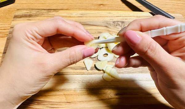 余ったニンニクの使い道はコレ！　簡単な保存方法なのにウマすぎるって、どういうこと？