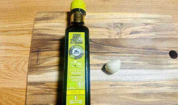 余ったニンニクの使い道はコレ！　簡単な保存方法なのにウマすぎるって、どういうこと？