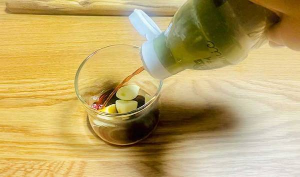 余ったニンニクの使い道はコレ！　簡単な保存方法なのにウマすぎるって、どういうこと？