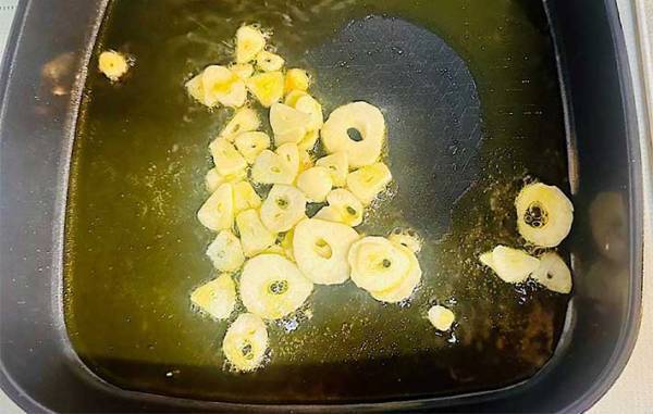 余ったニンニクの使い道はコレ！　簡単な保存方法なのにウマすぎるって、どういうこと？