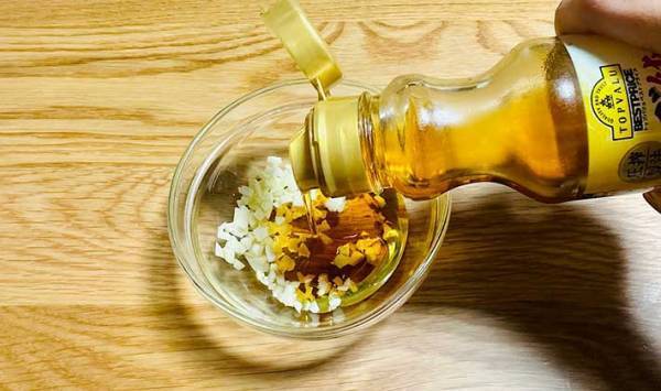 余ったニンニクの使い道はコレ！　簡単な保存方法なのにウマすぎるって、どういうこと？