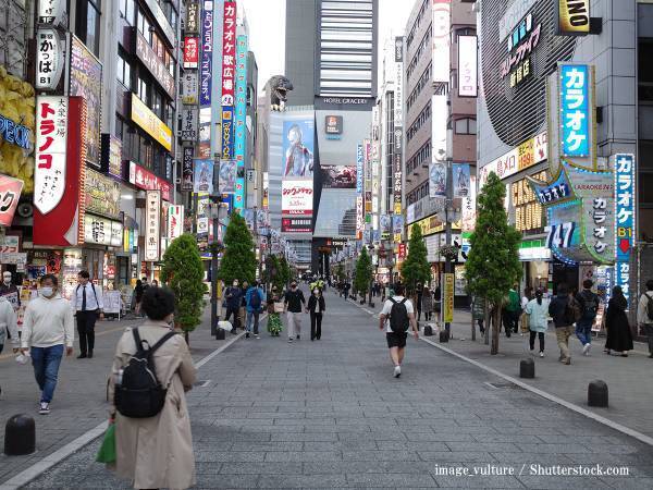 新宿に現れた『ゴミ拾い集団』　その正体に「爆笑した」「天才の発想かよ！」