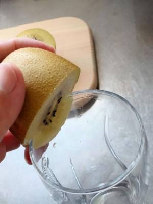 剥きにくいキウイの皮　アレを使うと一発？　思わぬ方法に「そんな方法が」「それ使うのか」