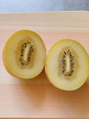 剥きにくいキウイの皮　アレを使うと一発？　思わぬ方法に「そんな方法が」「それ使うのか」