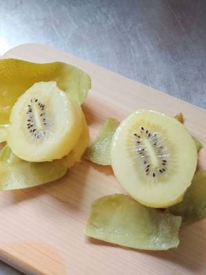 剥きにくいキウイの皮　アレを使うと一発？　思わぬ方法に「そんな方法が」「それ使うのか」