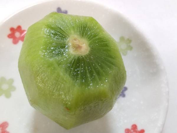 剥きにくいキウイの皮　アレを使うと一発？　思わぬ方法に「そんな方法が」「それ使うのか」