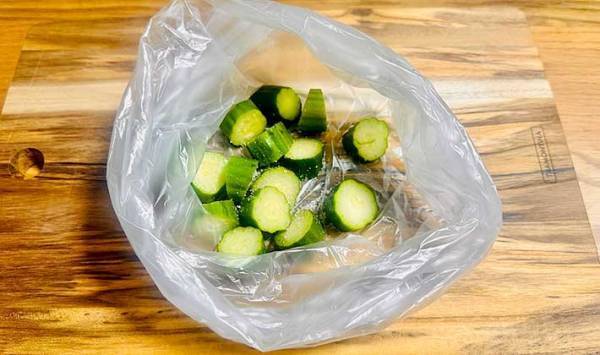 「簡単でウマい！」　キッチンにあるものを使った『漬けない浅漬けの作り方』