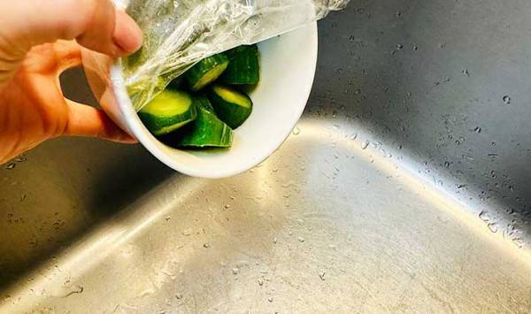 「簡単でウマい！」　キッチンにあるものを使った『漬けない浅漬けの作り方』