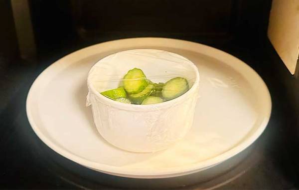 「簡単でウマい！」　キッチンにあるものを使った『漬けない浅漬けの作り方』