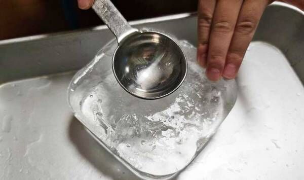 水筒に氷が入らない…　アイスピックなしで簡単に砕く方法に「これなら安全」「ピッタリサイズ！」