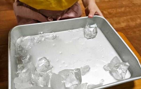 水筒に氷が入らない…　アイスピックなしで簡単に砕く方法に「これなら安全」「ピッタリサイズ！」