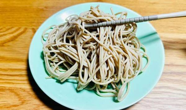 時間が経つとくっつく蕎麦　まさかのゆで方をしたら？「ずっとツルツル！」「次もやる」