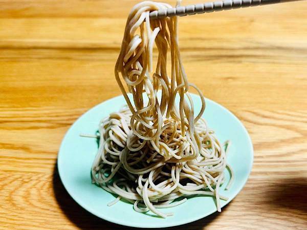 時間が経つとくっつく蕎麦　まさかのゆで方をしたら？「ずっとツルツル！」「次もやる」