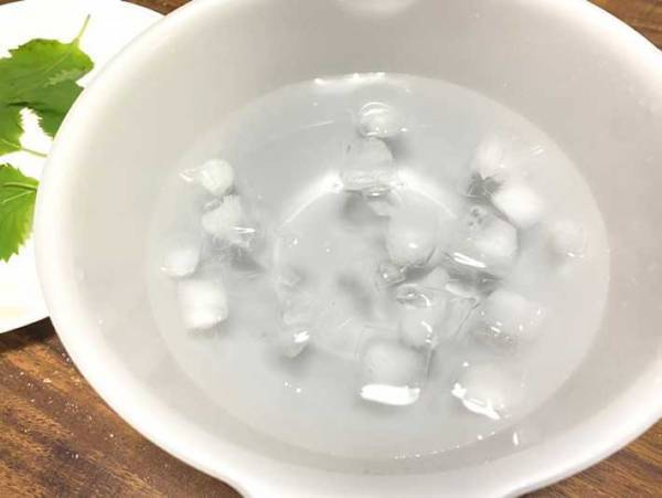 しなびた大葉、捨てないで！　放置するだけの復活方法に「みずみずしさ、おかえり」