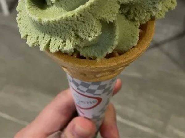 「どうしてこうなった」「逆にすごい」　初心者が作ったソフトクリームがこちら