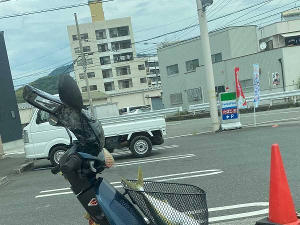 コンビニにとまっていたバイク　カゴの中を見ると「ワイルドすぎる」「二度見するレベル」