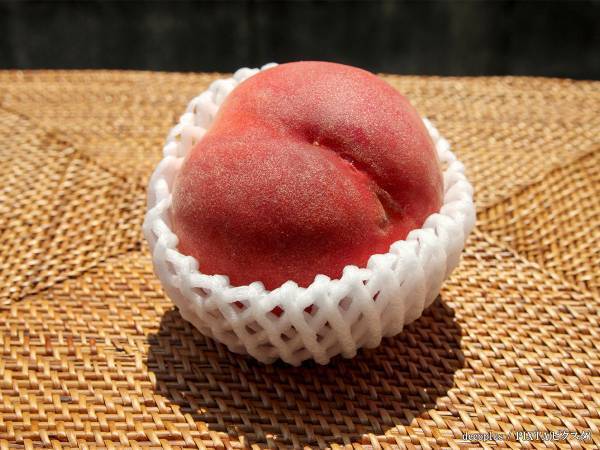 「とぅるんとむける気持ちよさ、味わってください」　農林水産省が公開した桃の剥き方が？