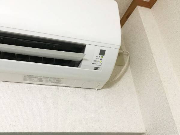 エアコンから降ってくる水　正体は？　家電量販店の解説に「そういうことか」「気になってた」