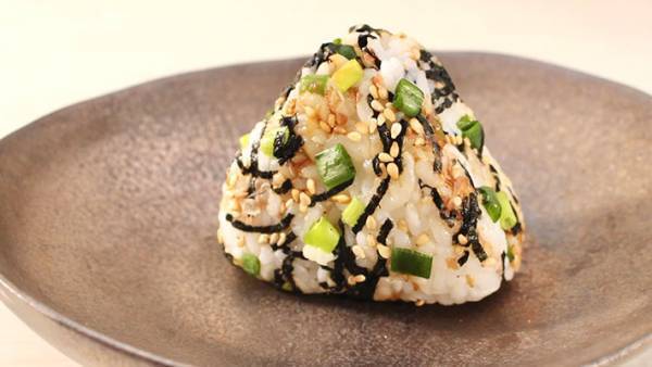 ラップに材料を散らして巻くだけ　現役シェフが作る激ウマ『出汁おにぎり』