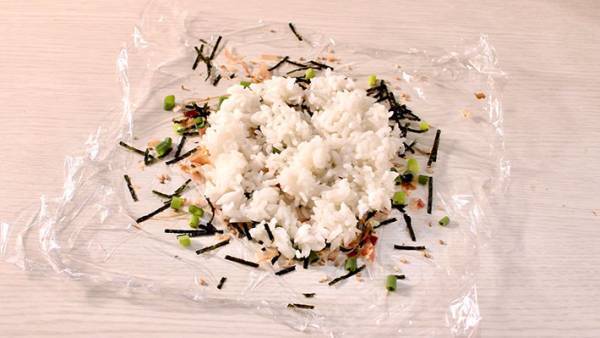 ラップに材料を散らして巻くだけ　現役シェフが作る激ウマ『出汁おにぎり』