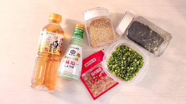 ラップに材料を散らして巻くだけ　現役シェフが作る激ウマ『出汁おにぎり』