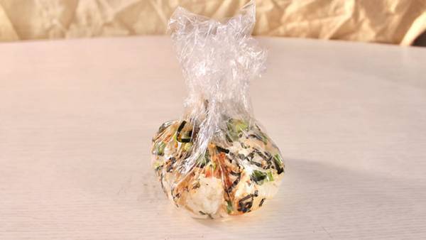 ラップに材料を散らして巻くだけ　現役シェフが作る激ウマ『出汁おにぎり』