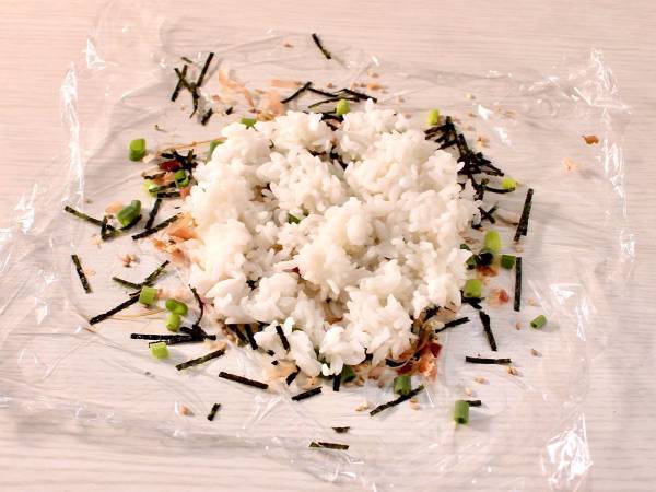 ラップに材料を散らして巻くだけ　現役シェフが作る激ウマ『出汁おにぎり』