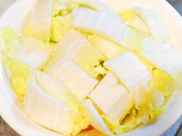 白菜がバラバラにならない画期的な切り方に「めっちゃ助かる」「すご！」