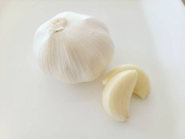 「いいこと知った」「目から鱗」　ニンニクの皮が一瞬でむける裏技