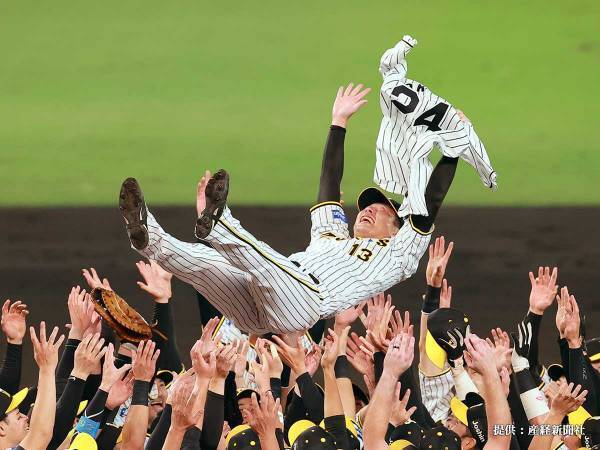 「最高の瞬間」「涙が止まらない」　岩崎優投手、故・横田慎太郎さんのユニフォームと共に宙を舞う