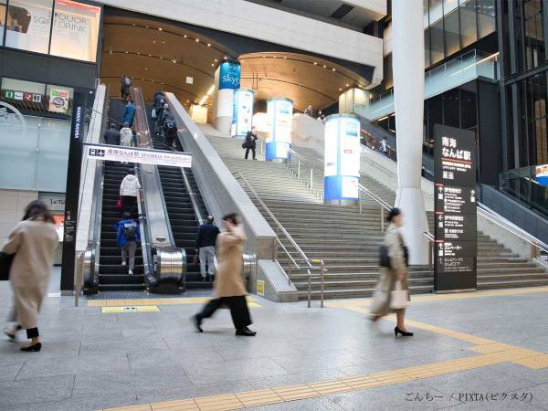 女性から道案内を受けるも、不安そうにする外国人　理由に「笑った」「面白すぎる」