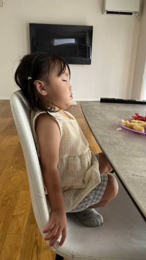 『エクストリーム昼寝』をする娘　思わず「寝た！？」と聞いてしまった様子がこちら