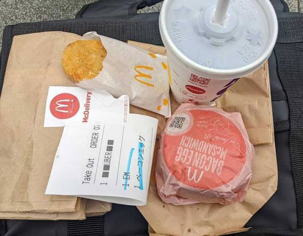 おばあさんに『朝マック』を２つ届けた配達員　まさかの展開に「素敵な話」「優しい世界」