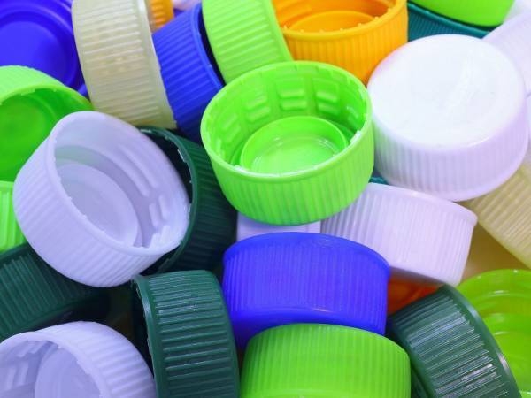 「めっちゃいい」「ほんと助かる」　ペットボトルキャップを使った『野菜の皮むき』が目からウロコ