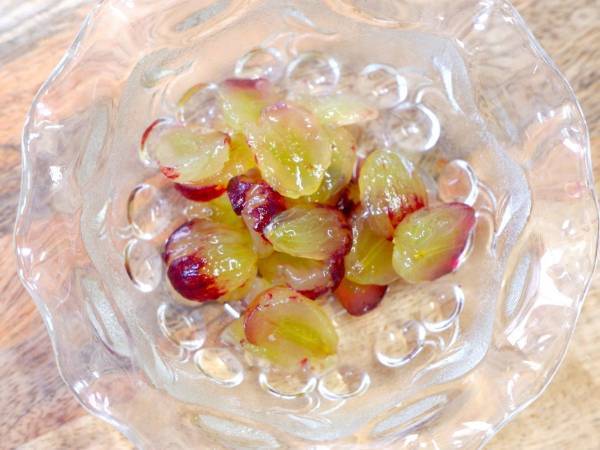 ブドウの皮剥きを劇的にラクにする『あるもの』とは？　「コレはすごい」「便利すぎる」