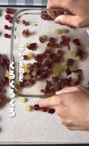 ブドウの皮剥きを劇的にラクにする『あるもの』とは？　「コレはすごい」「便利すぎる」