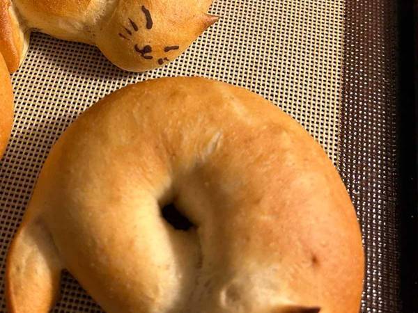 「これは食べられないヤツ」　焼き上がったベーグルがアレにそっくりで…？