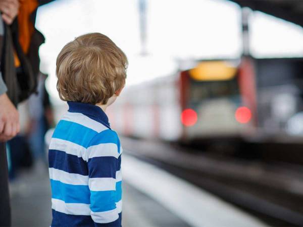 駅で父親を出迎えた男の子　感動の再会シーンになるはずが？「笑った」「かわいい」