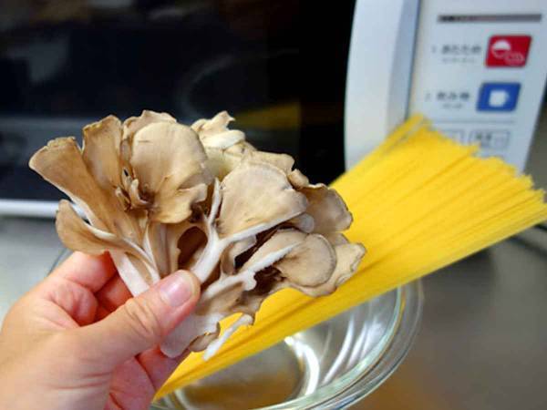 『雪国まいたけ』の会社が公開！　鍋も包丁も使わない『マイタケパスタ』が想像以上の手軽さ