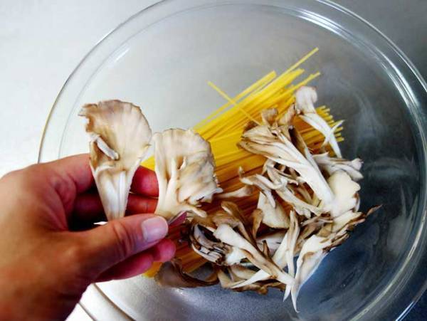 『雪国まいたけ』の会社が公開！　鍋も包丁も使わない『マイタケパスタ』が想像以上の手軽さ