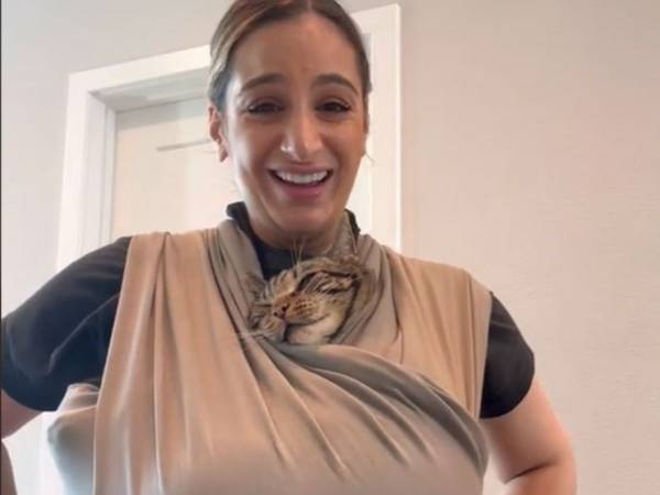 生まれてくる赤ちゃんと、甘えん坊の猫　同時に抱っこする『方法』に称賛の声