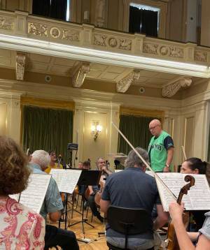 大の野球ファンらしいです　オーケストラ練習中に現れた指揮者が…？