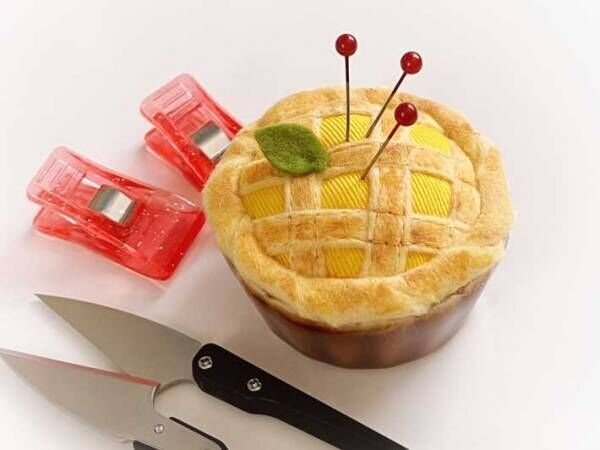「お腹空きそう」「素敵」　縫い物に欠かせないあの道具が、アップルパイに！？