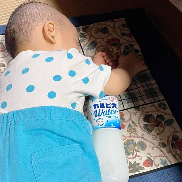 スヤスヤと眠る赤ちゃんに『既視感』　写真をよく見ると…