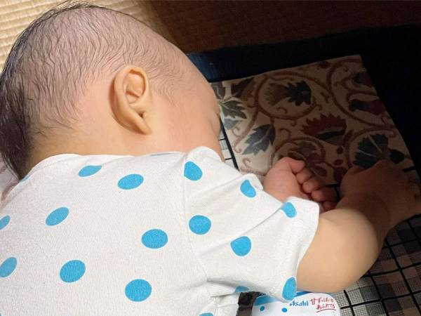 スヤスヤと眠る赤ちゃんに『既視感』　写真をよく見ると…